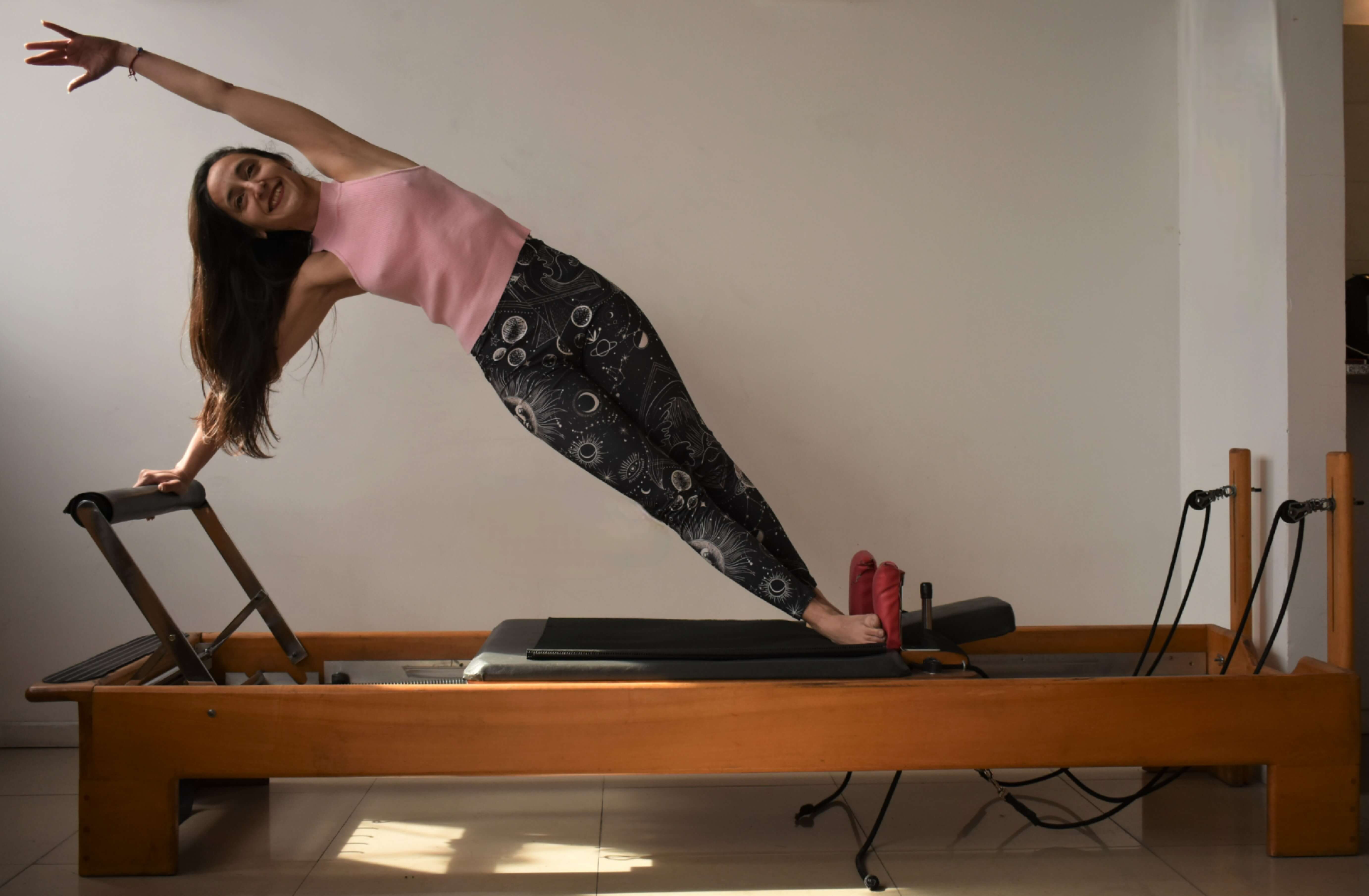 mujer elongando